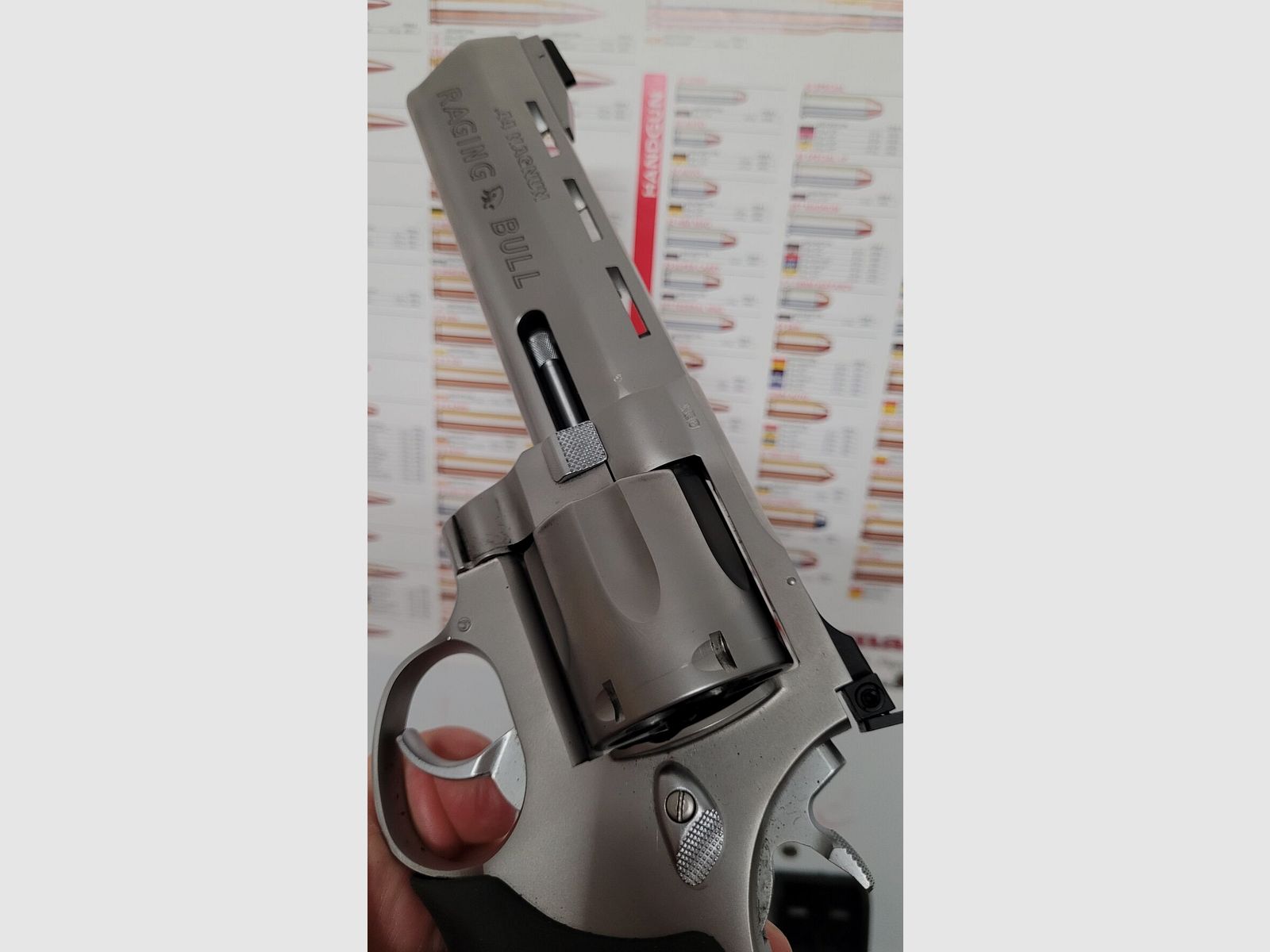 Taurus Raging Bull, Bild 2 von 3