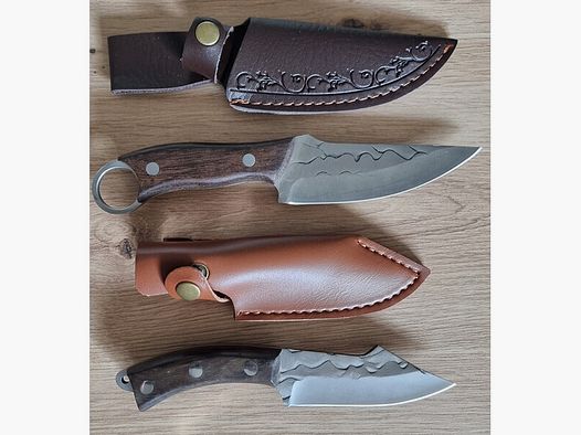 Zwei neue Sammlermesser,Jagdmesser mit starker Klinge und verzierter Lederscheide