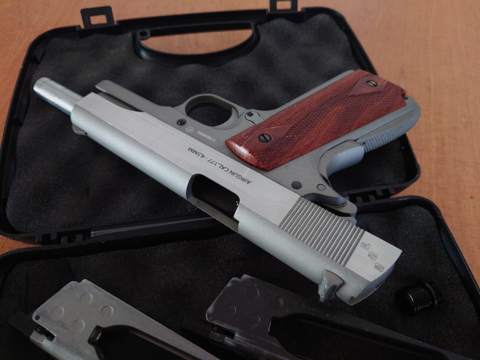 SWISS ARMS 1911 Seventies Stainless 4.5mm BB CO2 (w tym 2 magazynki)