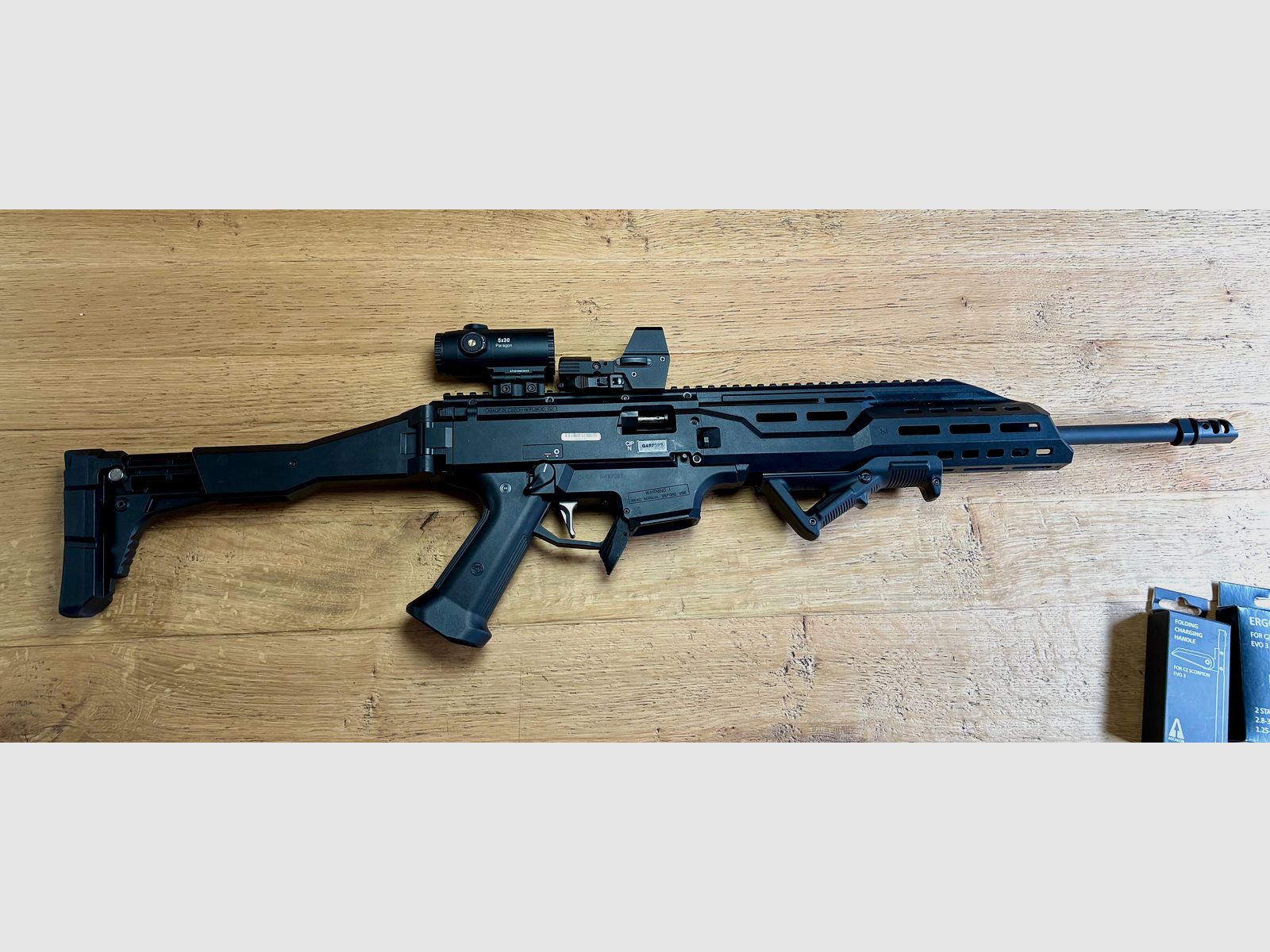 Selbstladebüchse CZ Scorpion Evo 3 S1 Carbine Sportabzug, Schubschaft klappbar,  Kompensator – Kaliber 9 mm Luger inkl. Red Dot u 5fach Magnifier
