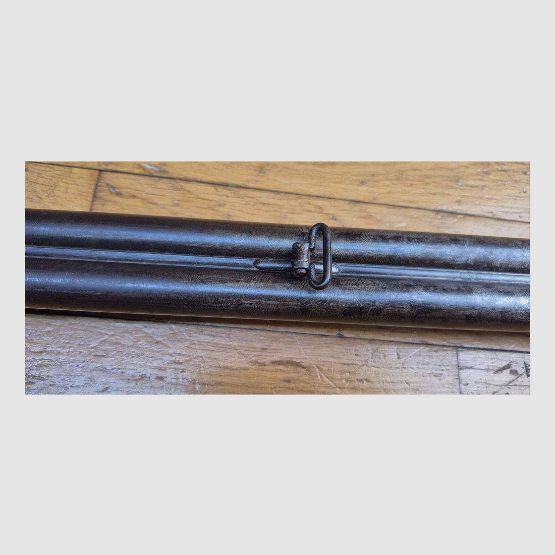 Bellissimo fucile da caccia sovrapposto – Firmato sulla banda delle canne "Maison de l’Inventeur Lefaucheux – 37 rue Vivienne a Parigi" – Canne in damasco superbe – Cal. 16 – Brunitura all'85% – Magnifiche incisioni su accessori e parti – Tutte le viti guilloché – Piastra del calcio in ebano – Bellissimo noce rosso – Eccellente stato meccanico – Nessun gioco – Canne ancora molto pulite nonostante un'ossidazione antica – E un "VERO" Lefaucheux! – Arma in TBE globale – TBE, immagine 17 di 47