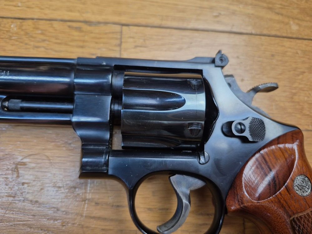Außergewöhnlicher Revolver Smith & Wesson Mod 25-2 – LE Smith im Kal. 45ACP! – Waffe aus den frühen 1980er Jahren – Qualität und Mechanik, die heute nicht mehr zu finden sind – Auch CIA-Revolver! – Lauf 6 Zoll – Wunderschöne glänzende schwarze Brünierung – Außergewöhnliche Waffe für außergewöhnliche Schützen – TBE++, Bild 25 von 27