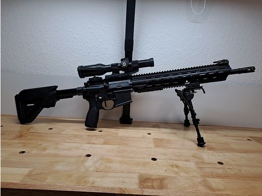 Heckler und Koch MR223 z wieloma akcesoriami