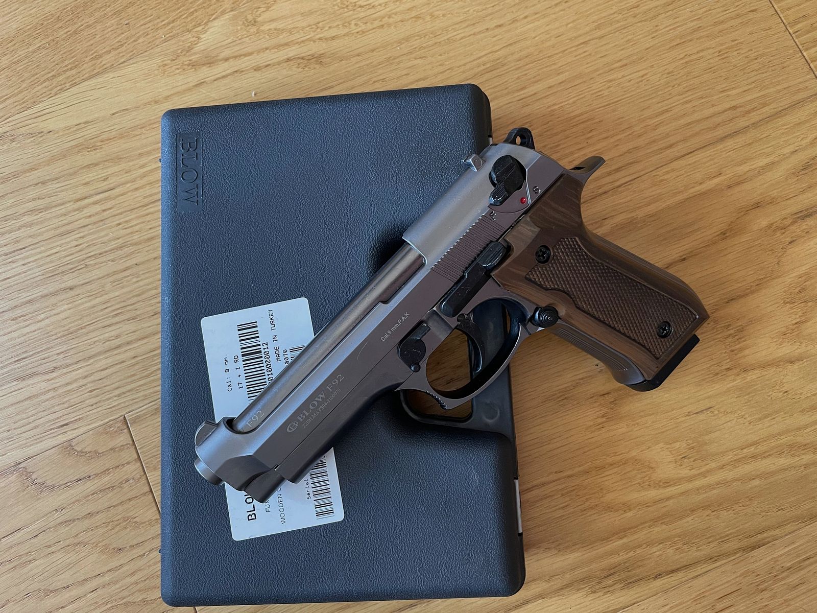 BLOW F92 Fume mit Holzgriffoptik – 9 mm P.A.K. / Beretta 92F Nachbau / Replica – EU-weiter Versand / EU-Wide Shipping, Bild 4 von 4