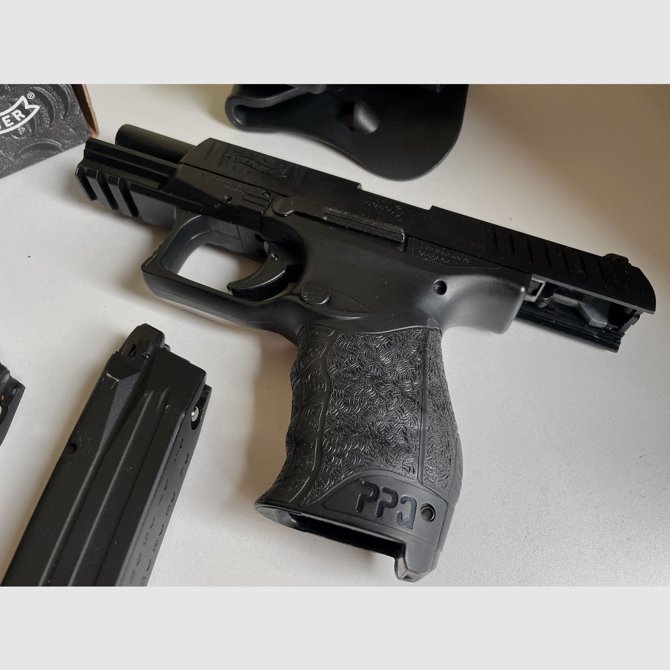 Walther PPQ Airsoft mit zwei Magazinen und Holster