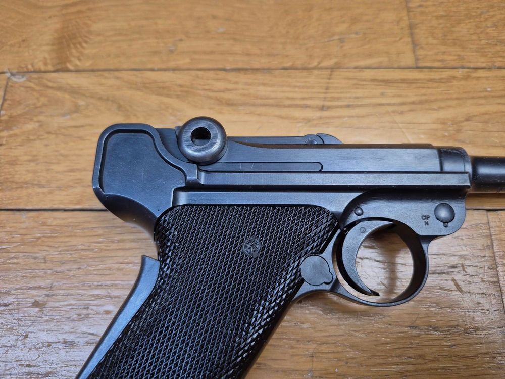 Très beau Luger Suisse P06/1929 – cal 7,65 Parabellum – Arsenal de Berne en 1942 – intégralement mono matricule – Chargeur au modèle – État de neuf !, image 21 sur 23