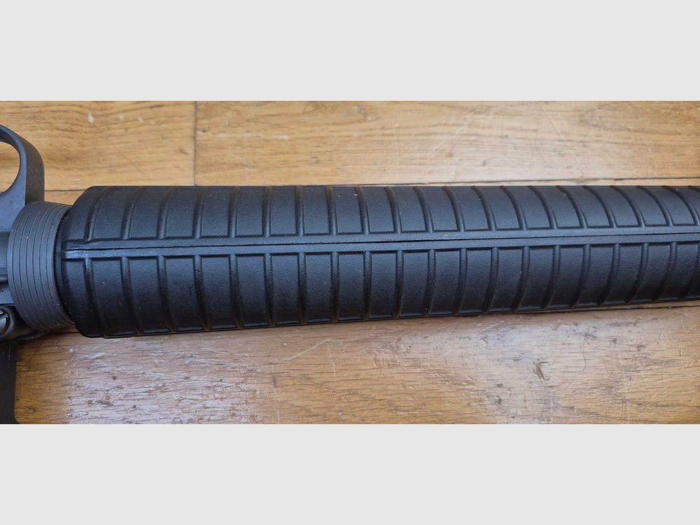 Sehr schöne Colt AR15 A2 Sporter II Repetierbüchse – Kaliber 222 rem. – 100% Colt Herstellung um 1985 – Zwischen der M16 A1 und der M16 A2 im Colt Stammbaum – Exzellente Standwaffe von hoher Qualität für Fans der AR15 Plattform – TBE++, Bild 39 von 43