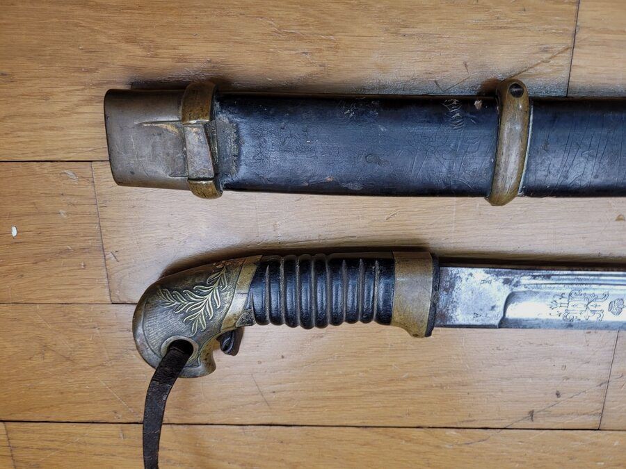 Magnifique sabre Shashka d&rsquo;officier cosaque modèle 1881- lame réglementaire à gorge monogramme impérial et à l&rsquo;aigle bicéphale – Arsenal de Zlatoust – Poinçons de réception – fourreau conforme et d&rsquo;origine modèle officier – Dragonne russe de petite tenue – TBE+, image 16 sur 23