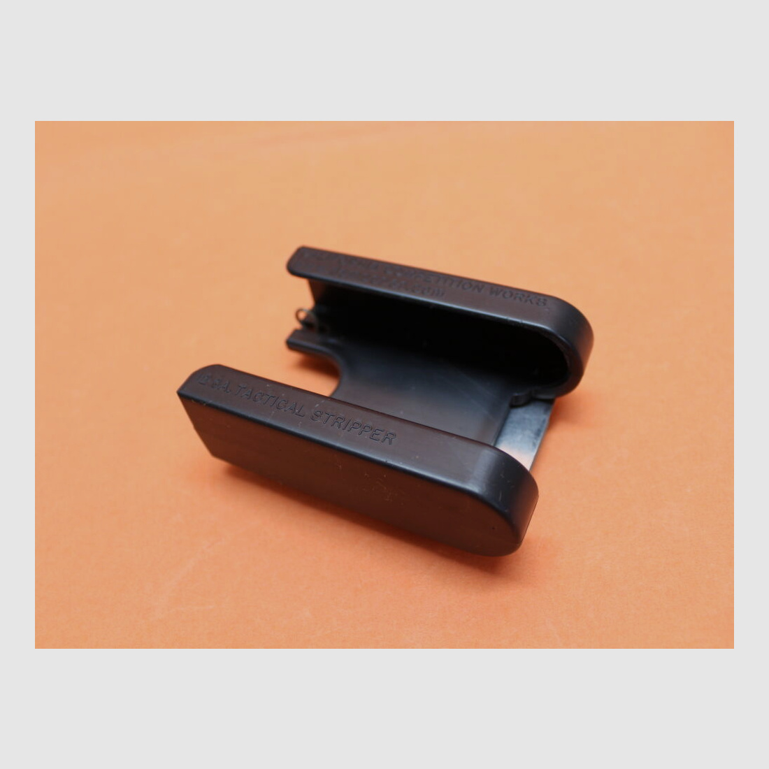 Competencia de California Competencia de California Funciona Caddy Shell (12GATAC4) Soporte de cartuchos para 4 cartuchos de perdigones 12GA Polímero negro con clip de cinturón de acero al carbono