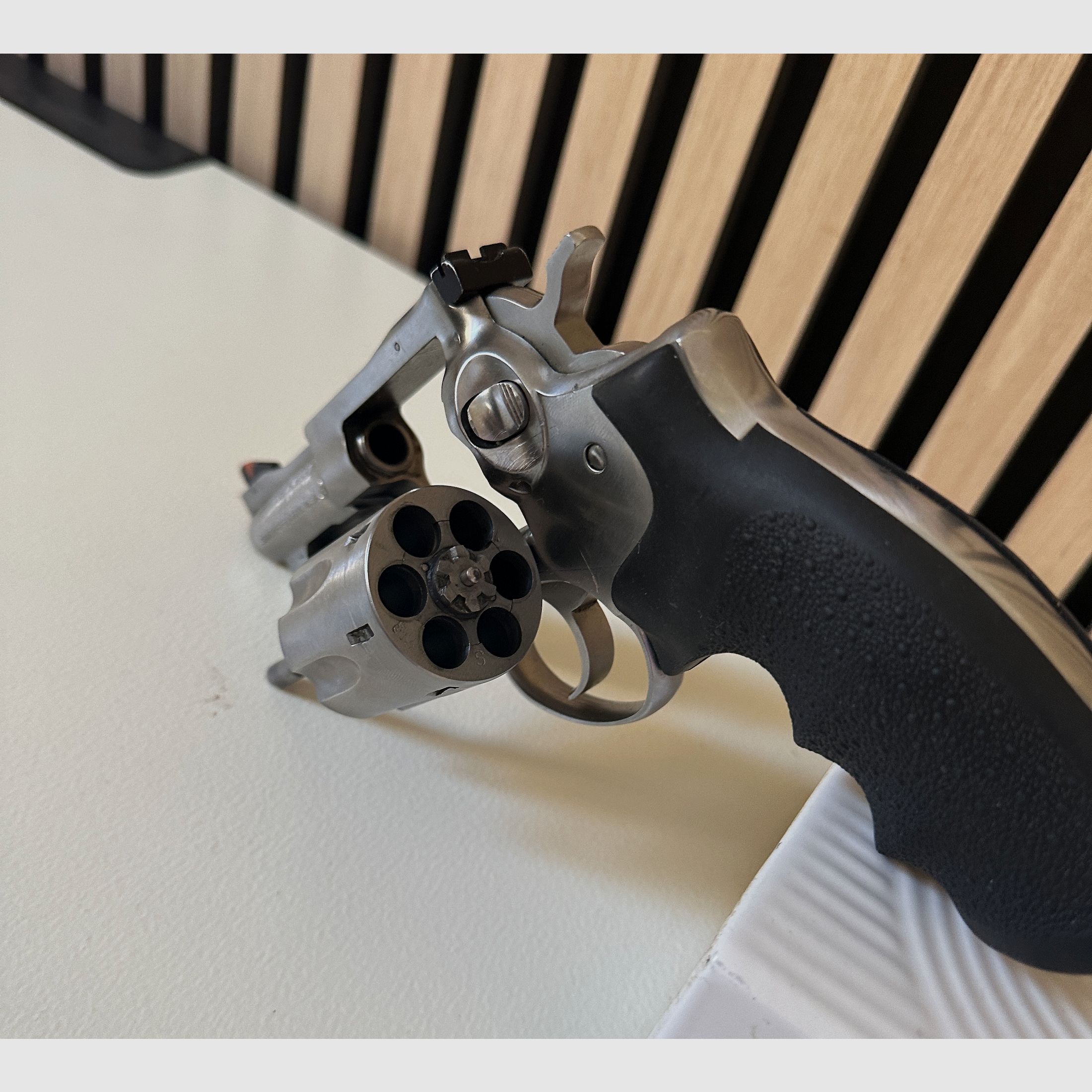 Ruger Security-Six Stainless .357 Magnum, 2¾ cala, 6-strzałowy, Pachmayr uchwyt