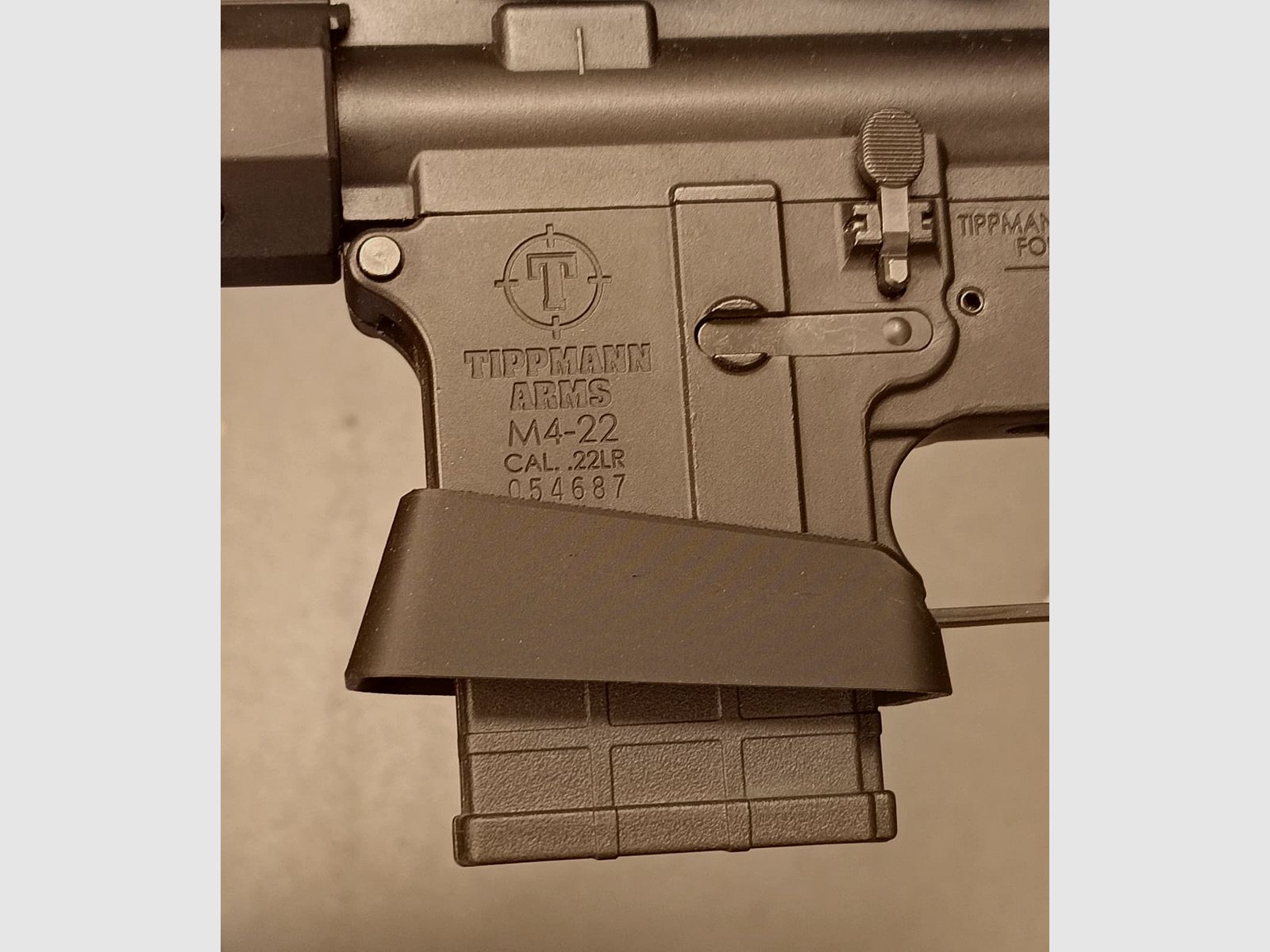 AR-15 magazine funnel / magwell