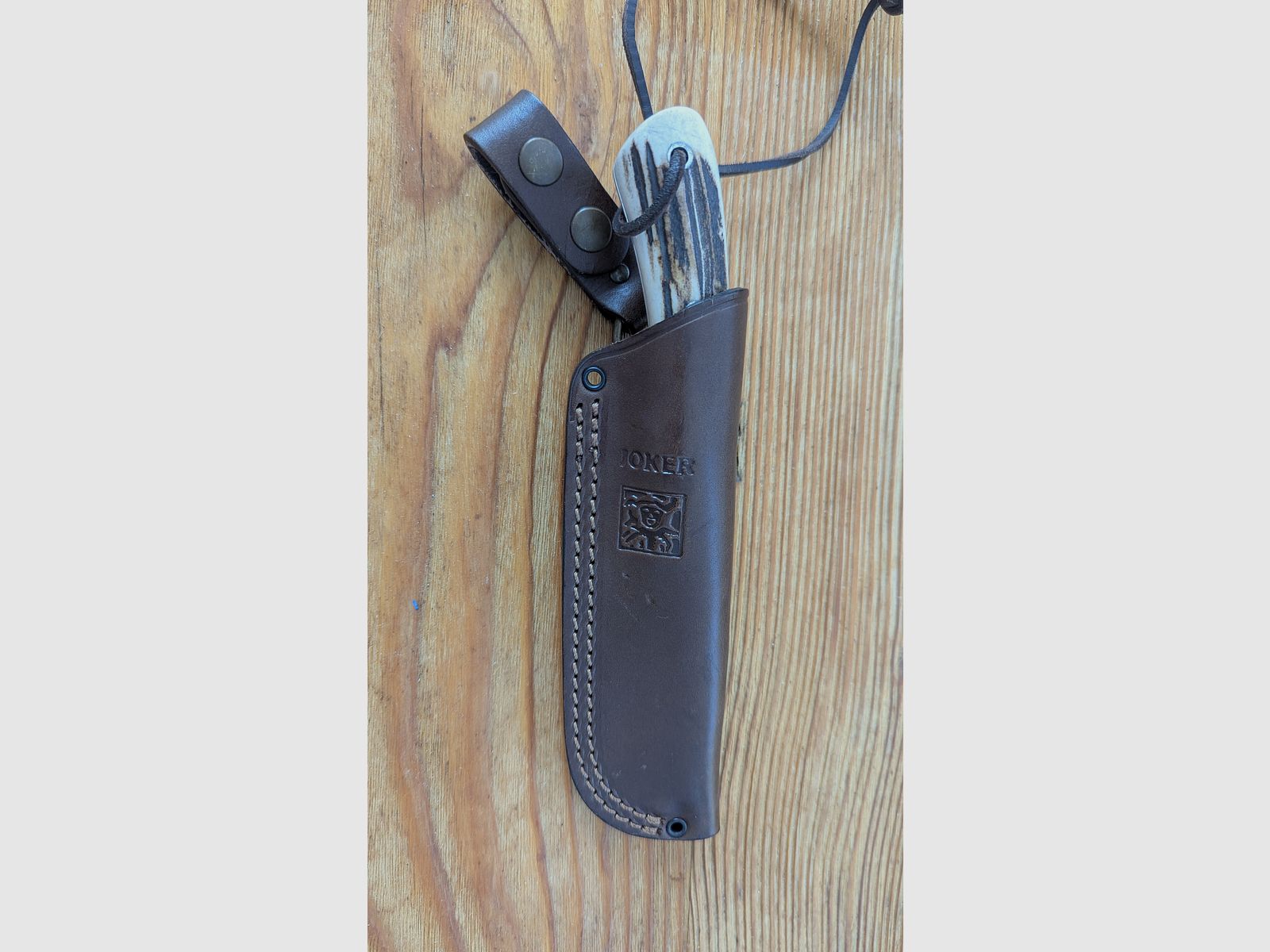 Joker Nessmuk Bushcraft- & Jagdmesser mit Hirschhorngriff und Danglerscheide