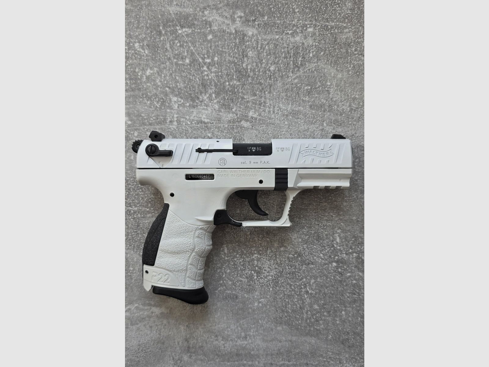 Walther P22Q „White Edition" (9 mm P.A.K.), zdjęcie 2 z 3