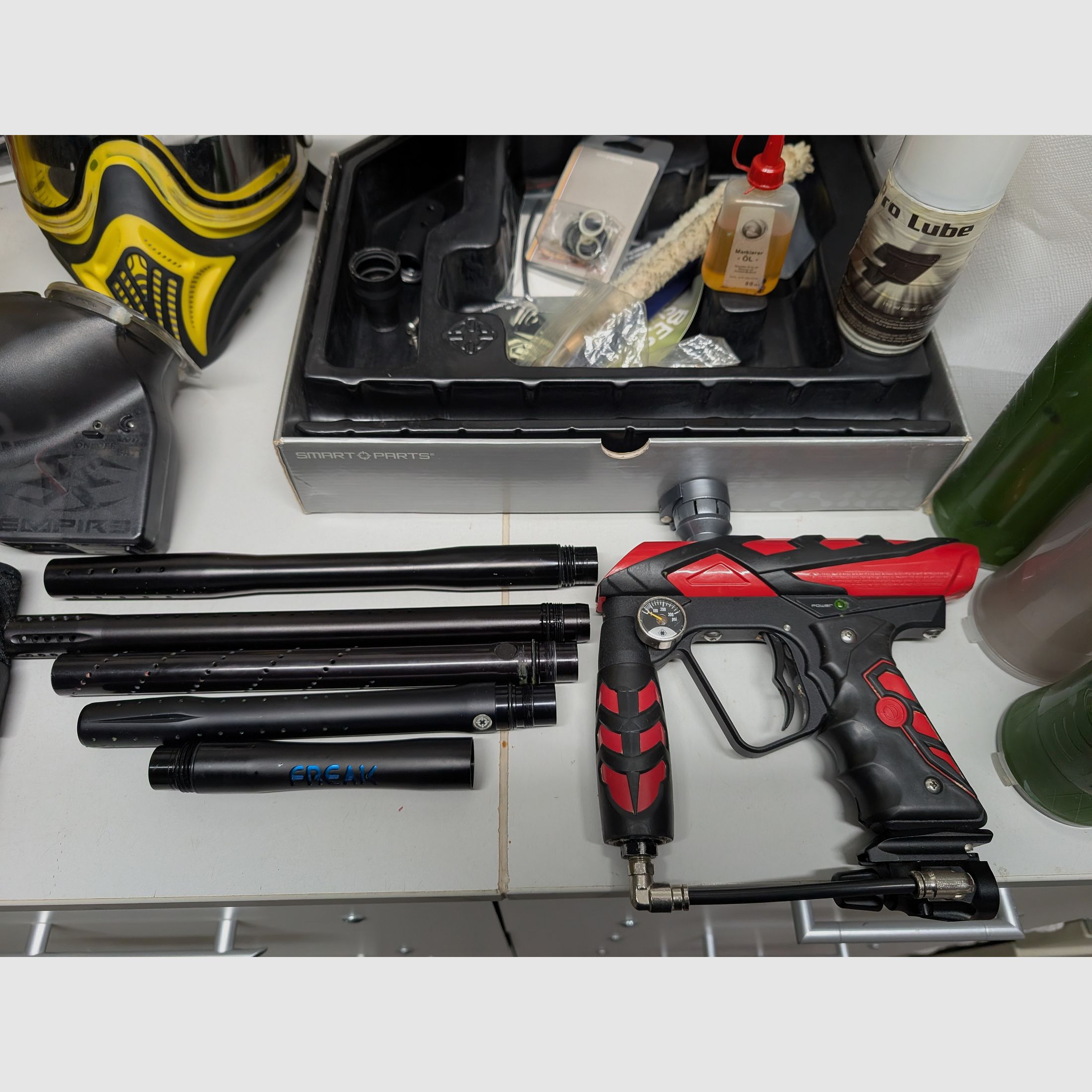 Équipement complet de paintball y compris le marqueur