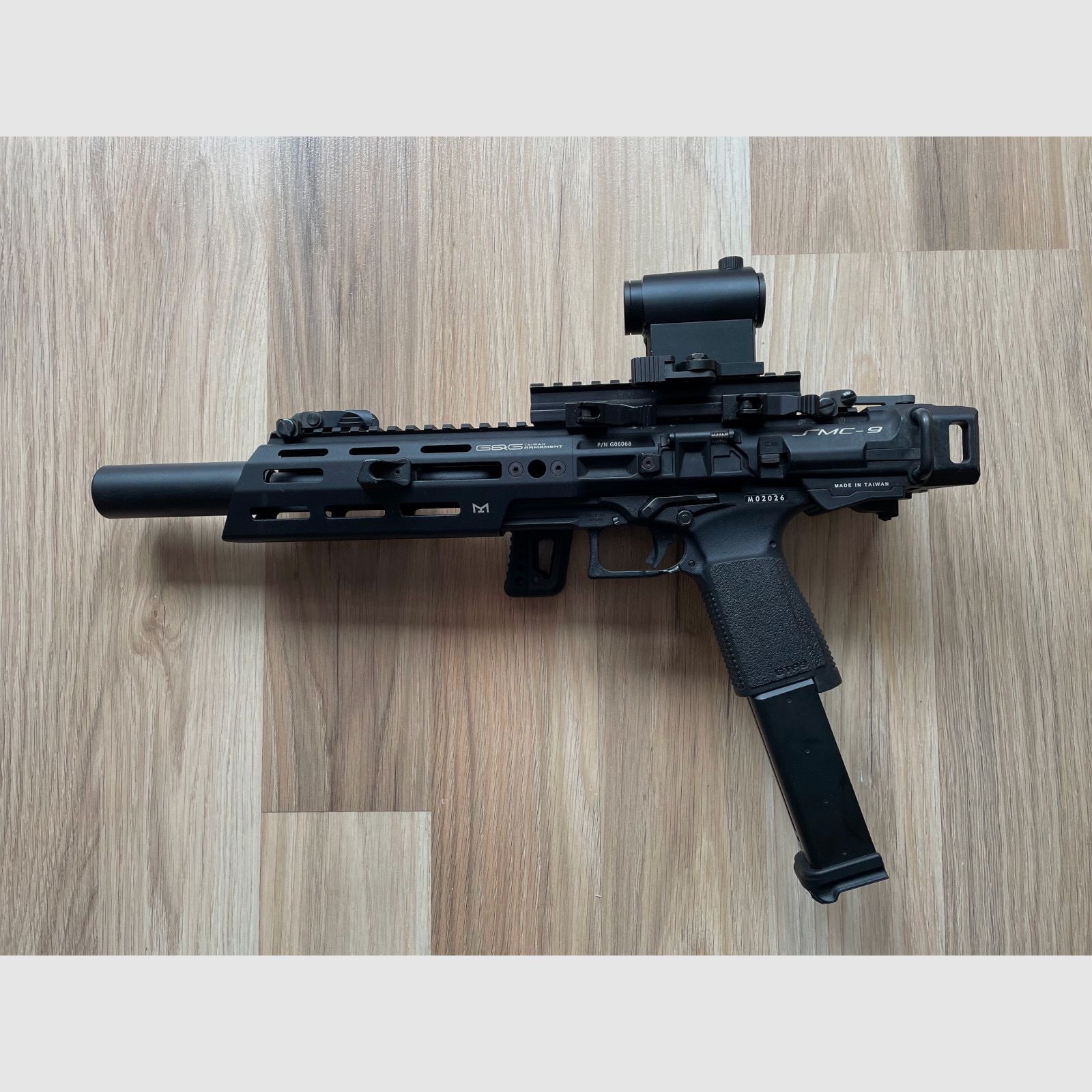 Airsoft G&G SMC9 with sight and a total of 6 magazines.