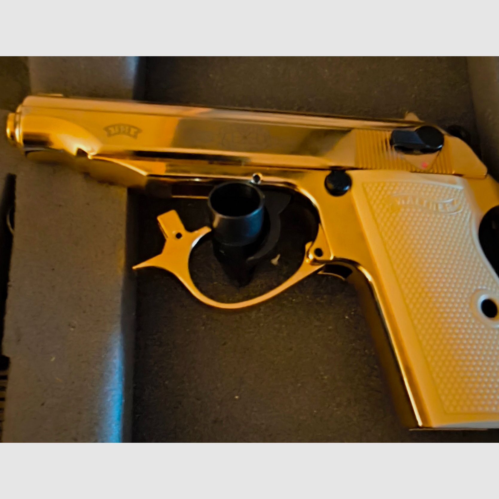 ¡Precio negociable! ⚠️ Atención fans de James Bond - ¡Rara auténtica! - Pieza de vitrina y sin disparar!!! Edición especial limitada GoldenEye de los años 90 - Walther PP dorado con empuñaduras blancas y certificado, así como cinta VHS, además de un cargador adicional con fondo plano, PTB No. 620, absolutamente como nuevo, ópticamente y funcionalmente en un estado impecable y sin disparar!! ⚠️ ¡Gastos de envío gratis!!