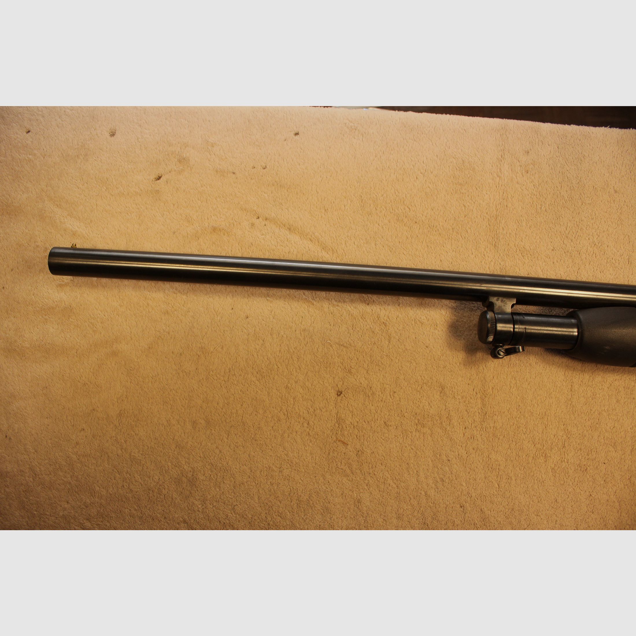 Mossberg Maverick mit 26 Zoll Lauf.