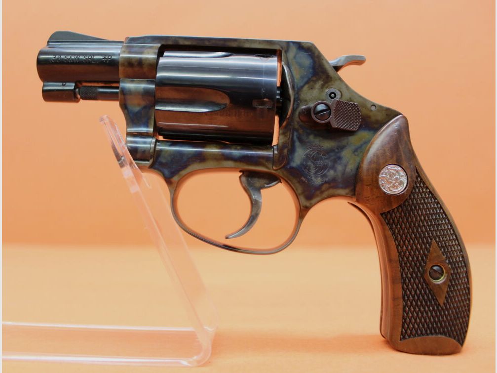 Smith & Wesson/S&W Revolver .38Special Smith&Wesson/ S&W36-10 brunito/ indurito a colori, canna da 1 7/8" / impugnature in legno