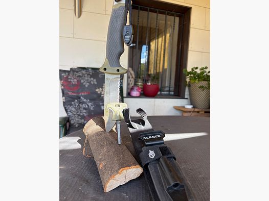 Gerber Survival Messer mit Feuer und Schleifstein