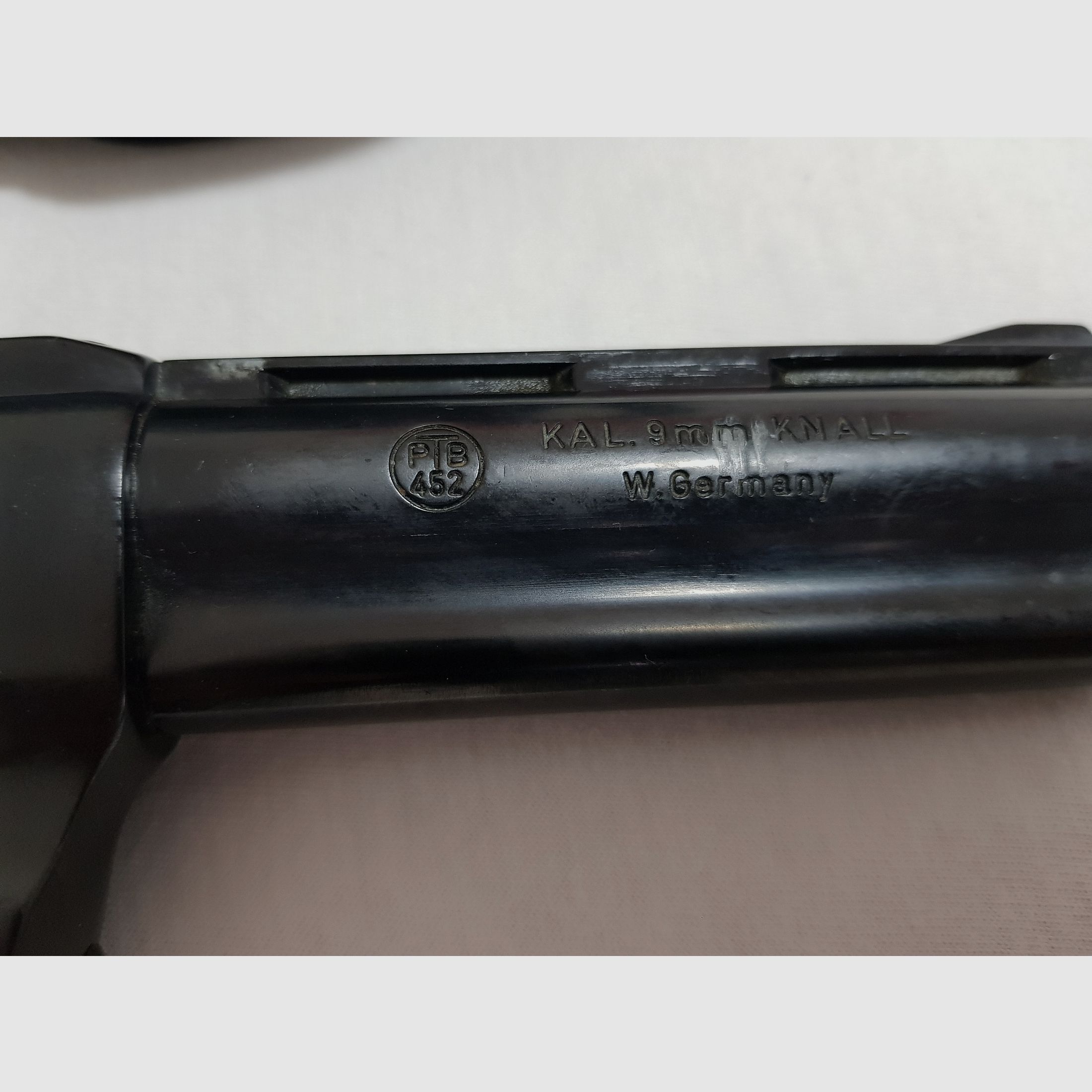 Röhm RG 99 brüniert mit Holzgriffschalen .380 R / 9mm Knall Schreckschuss Pistole 6 Schuss Trommel Kontakt: yardsalez@proton.me