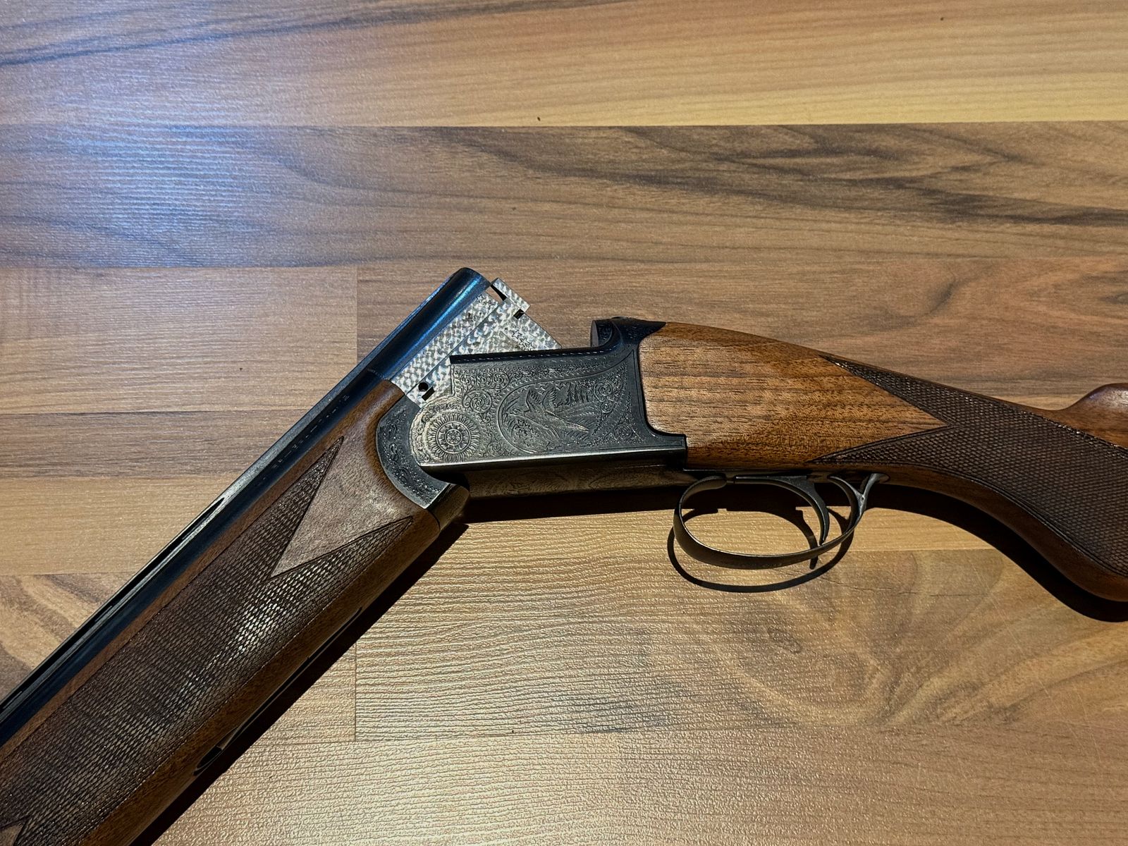 Lames Bockdoppelflinte im Kaliber 12/70 Einabzug mit Umschalter / Schwarze Basküle mit Gravuren / TOP!