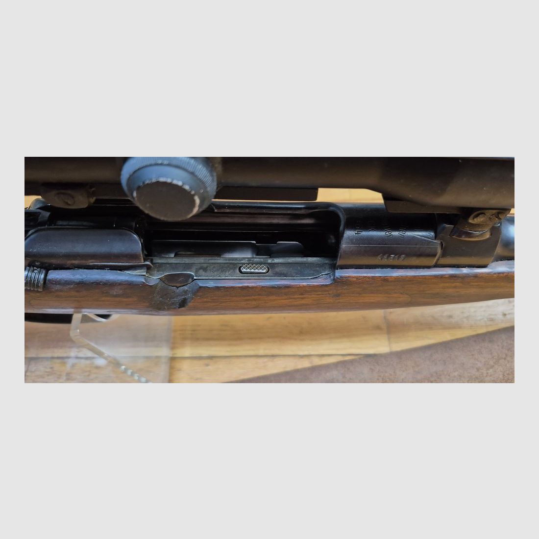 Schöne Steyr Mannlicher Schönauer Büchse — Modell « GK » — Kal. 7×64 — Waffe geprüft 1963 — Deutscher Abzug — Gutes Holz — Vorderschaft repariert und geflickt nach Bruch, aber perfekt stabil — Exzellente Mechanik — Sehr guter Lauf — Stahl-Zielfernrohrmontage — Zeiss Diavari 1.5 – 6 x 42 — TBE außer Flicken, Bild 25 von 43