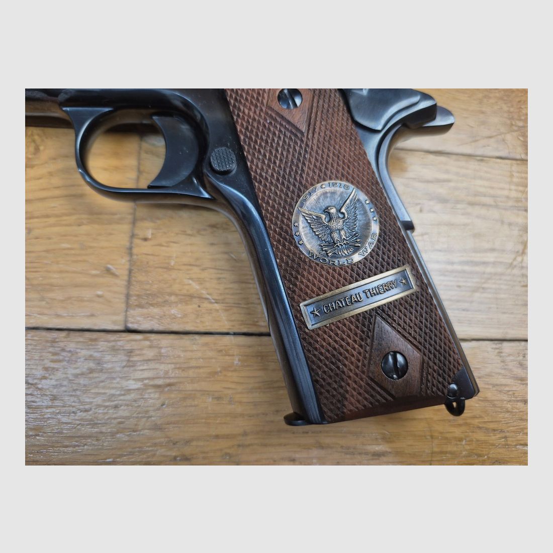 UNIQUE! Rarissime Colt 1911 (geen 1911 A1) – Herdenkingsstuk van de Slag bij Château-Thierry 20 juli 1918 – Wapen uit 1968 – Uitzonderlijke kwaliteit in Pre Series 70 – Luxueus gegraveerd en geblauwd en 100% operationeel – Zeldzaam stuk in Europa in zijn originele tentoonstellingsdoos – Als nieuw!, afbeelding 4 van 33