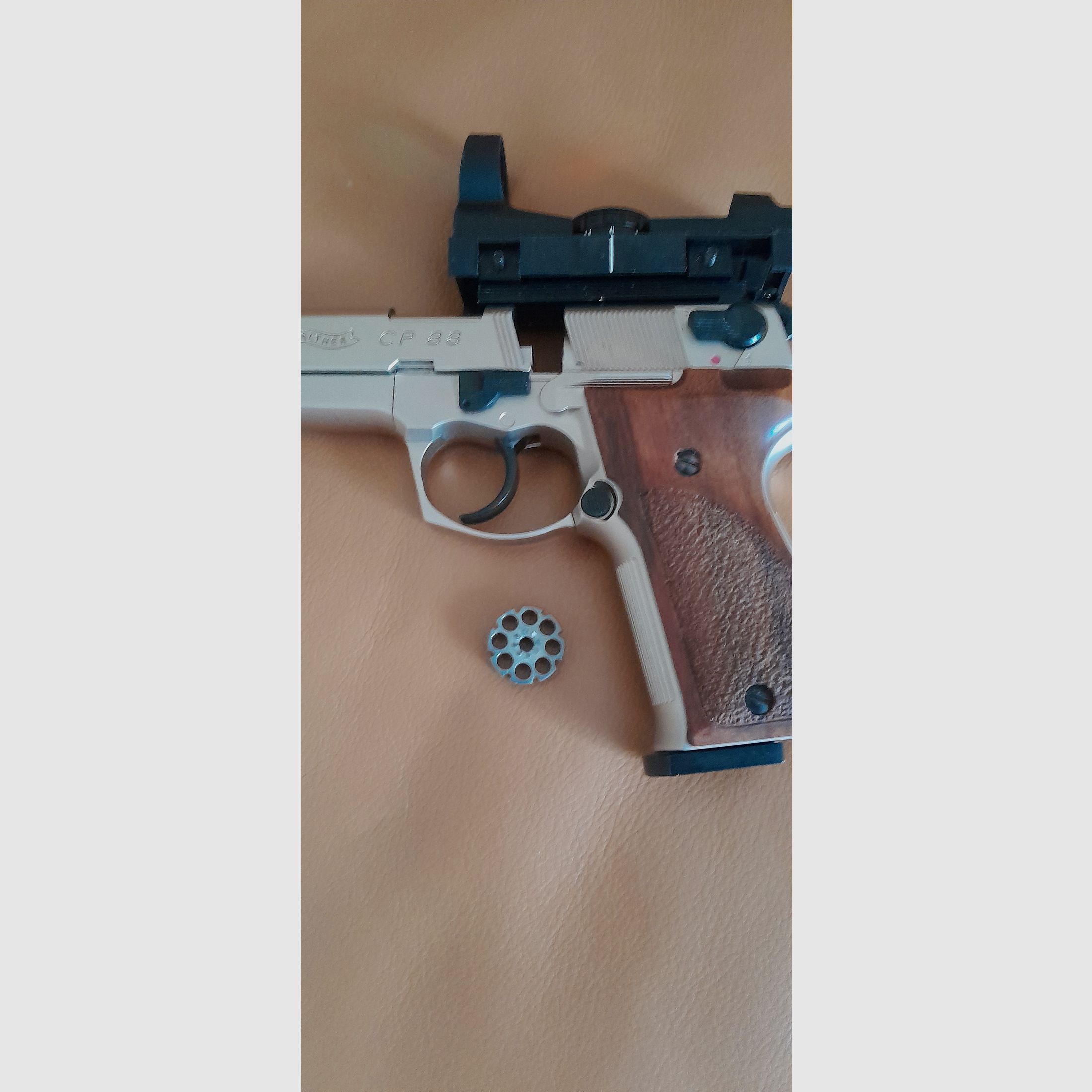 Vernickelte Walther CP88, CO2-Pistole, mit Echtholzgriffschalen und Rotpunktvisier