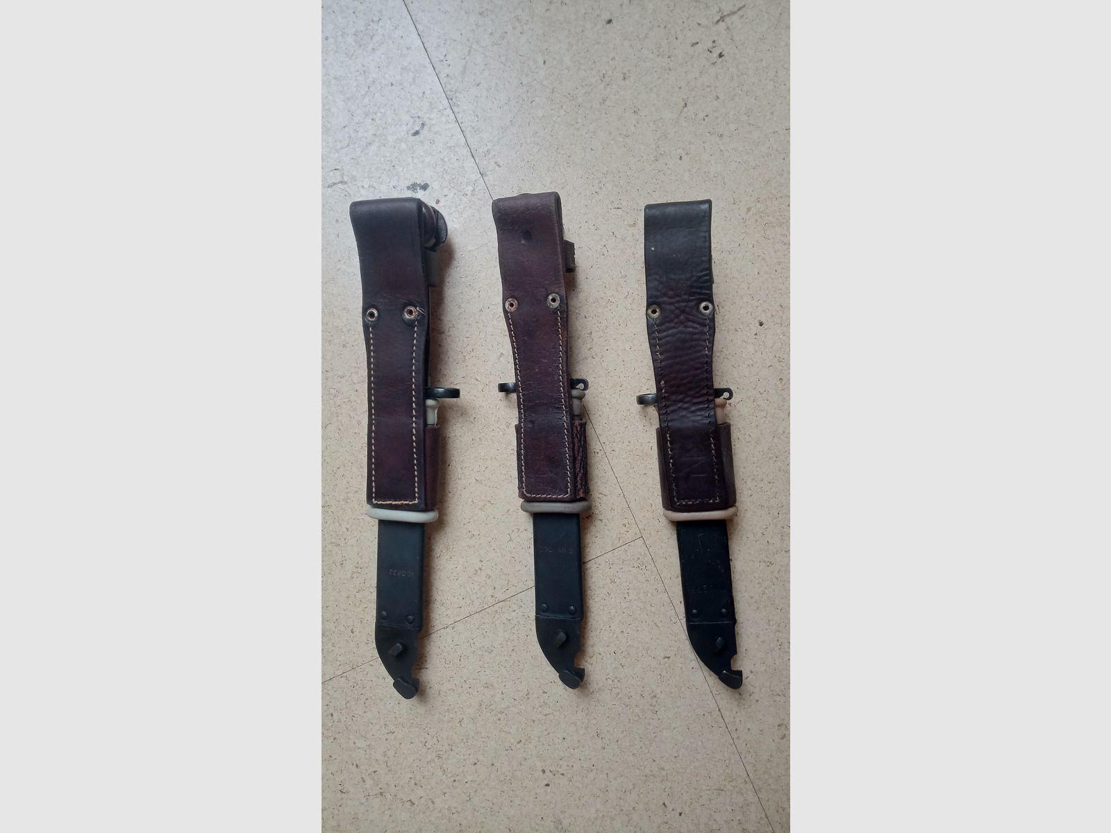 3 Rumänische 6h3 (6x3) AK Bajonette komplett inkl. Gummi Isolator und Leder Frosch  // AKM Bakelit Vintage