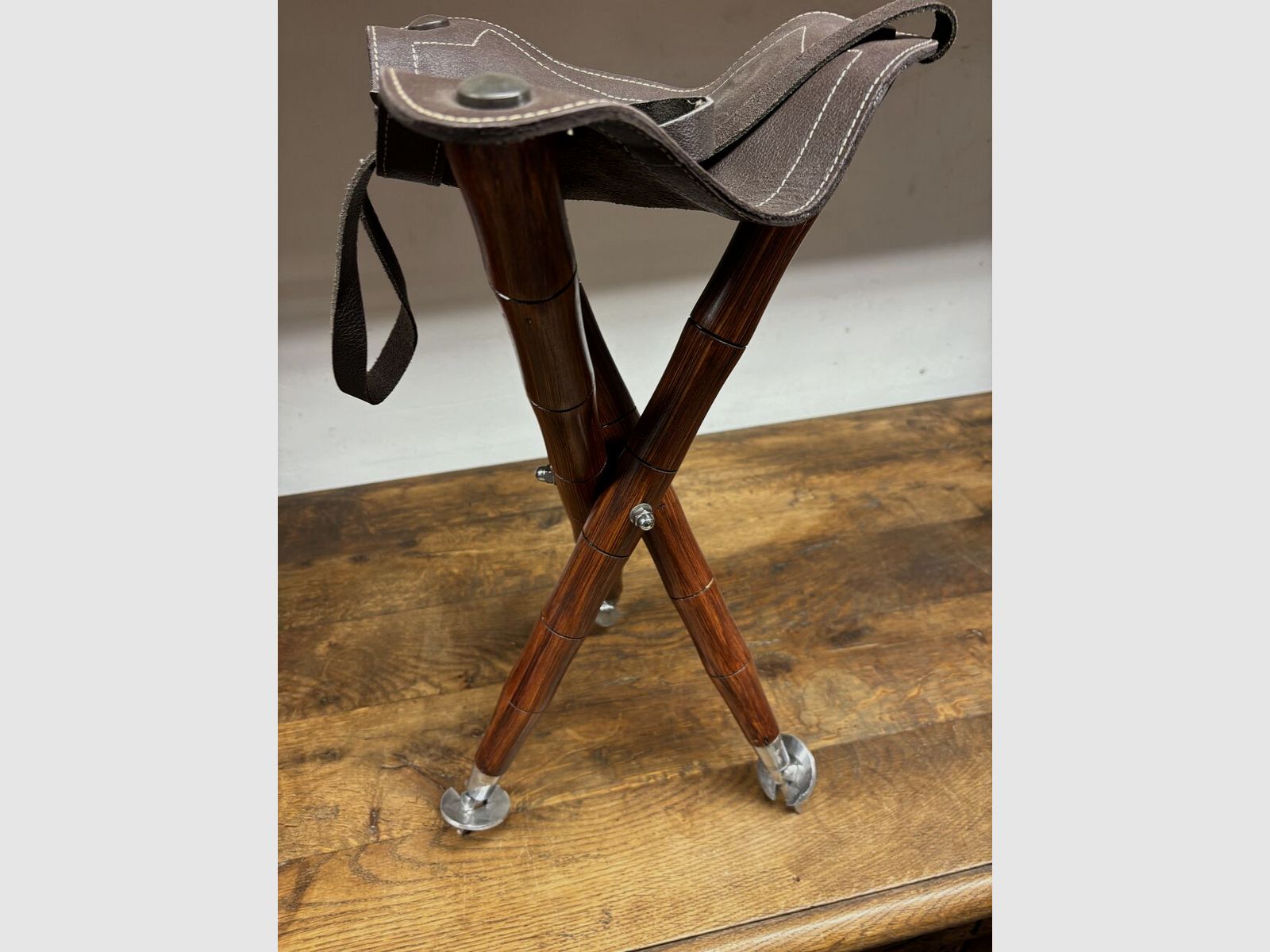 Taburete de tres patas