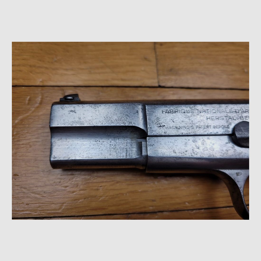 Piękny pistolet Browning GP 35 lub P640(b) – 9 para – pierwsze produkcje z okresu okupacji z 1941 roku – celownik kapitański – kabura i dwa oryginalne magazynki! – Doskonała lufa, piękne oznaczenia i nienaganna mechanika – Bardzo dobry stan, zdjęcie 15 z 20