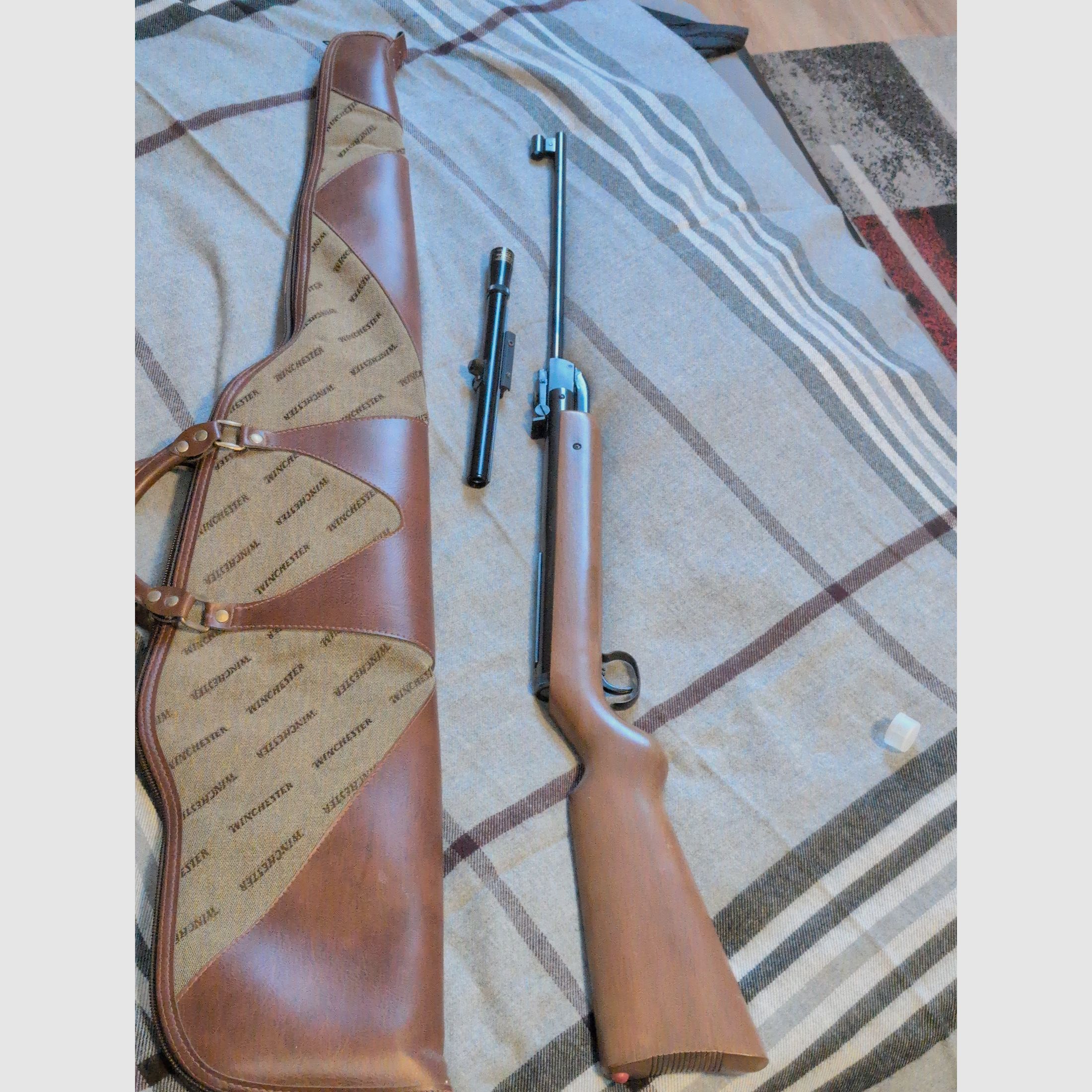 Collector's set: Diana Mod. 27 air rifle (with F mark) + Diana 4x15 scope & Winchester case (rare) like new condition with real leather.