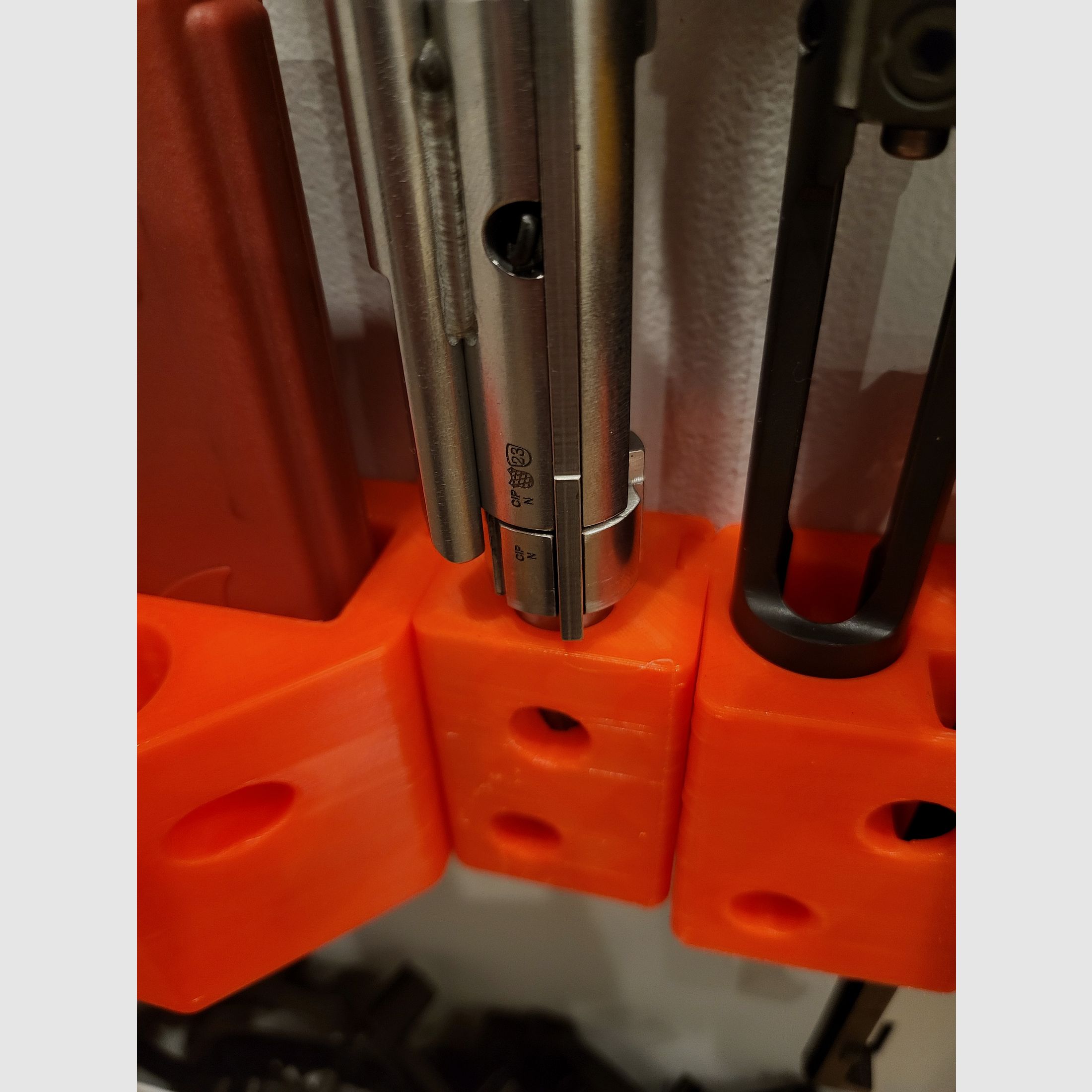 AR 15 CMMG 22LR Verschluss Halter universal Waffenschrank Magnet rutschfest, Bild 1 von 2