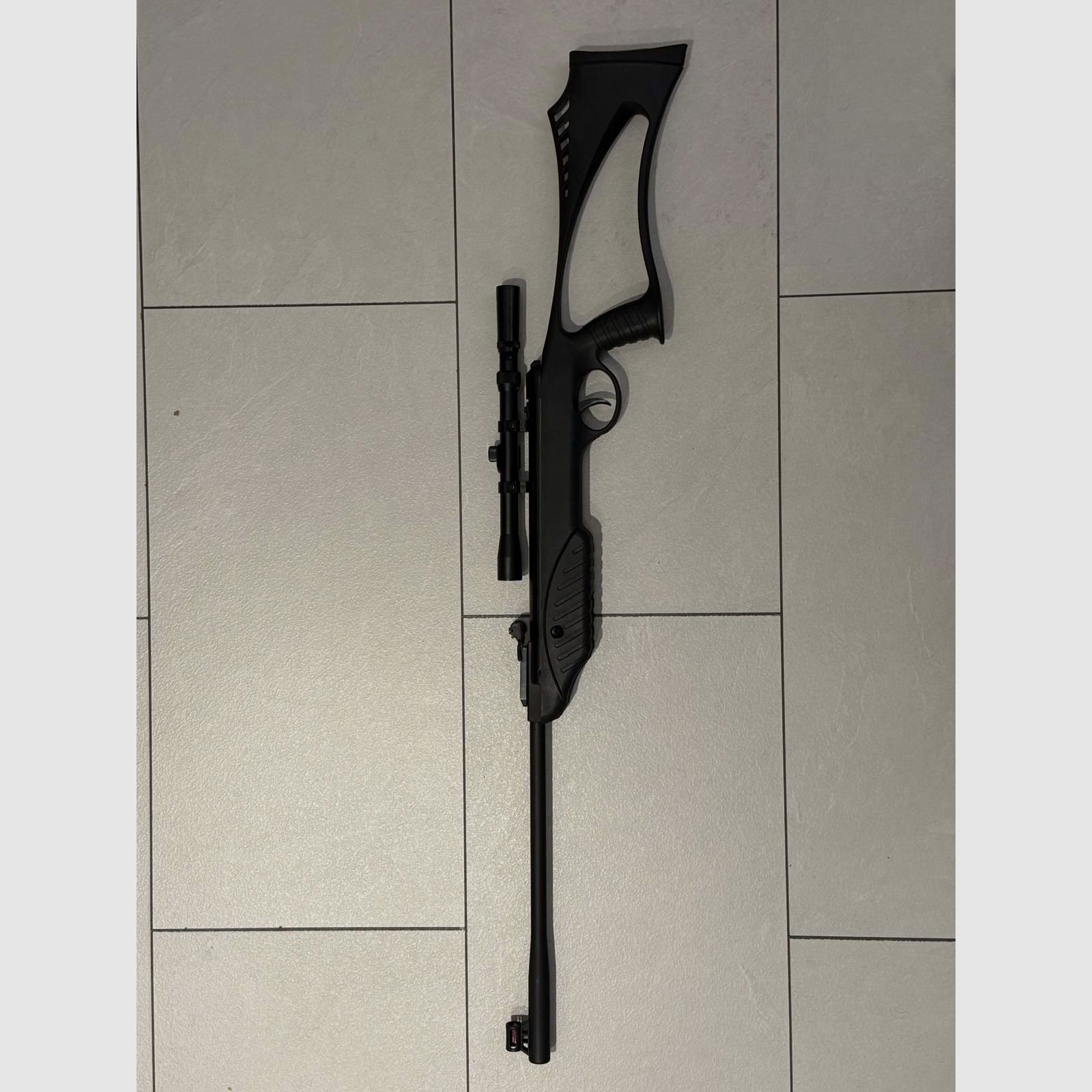 Luftgewehr mit Zielfernrohr – gepflegter Zustand