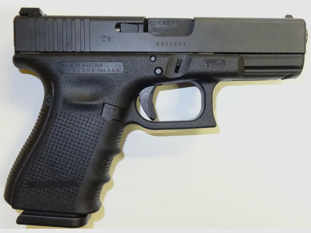 Glock pistol Glock 19 Gen4 in caliber 9mm Para (9x19) including accessories