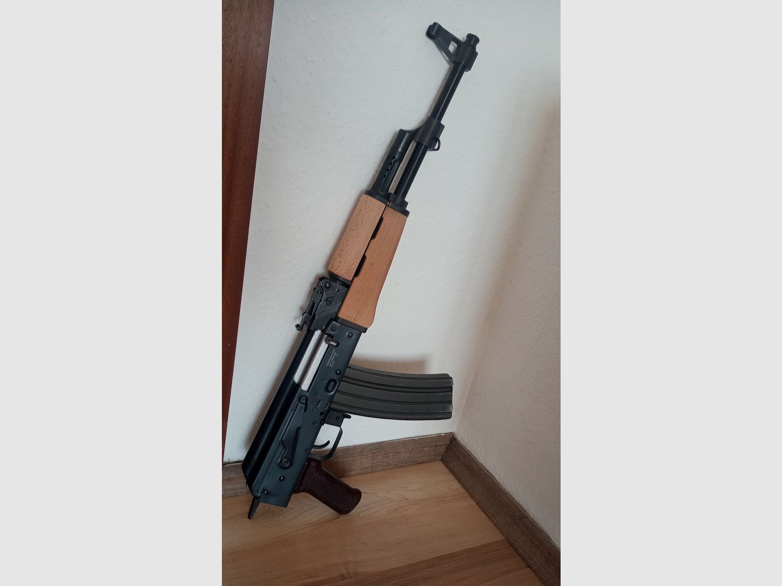 Originele AK47 (niet AKM!) onder houten handbescherming van beukenhout / Aangepast voor GSG Cybergun Co2 AK47 (China-Yunker)