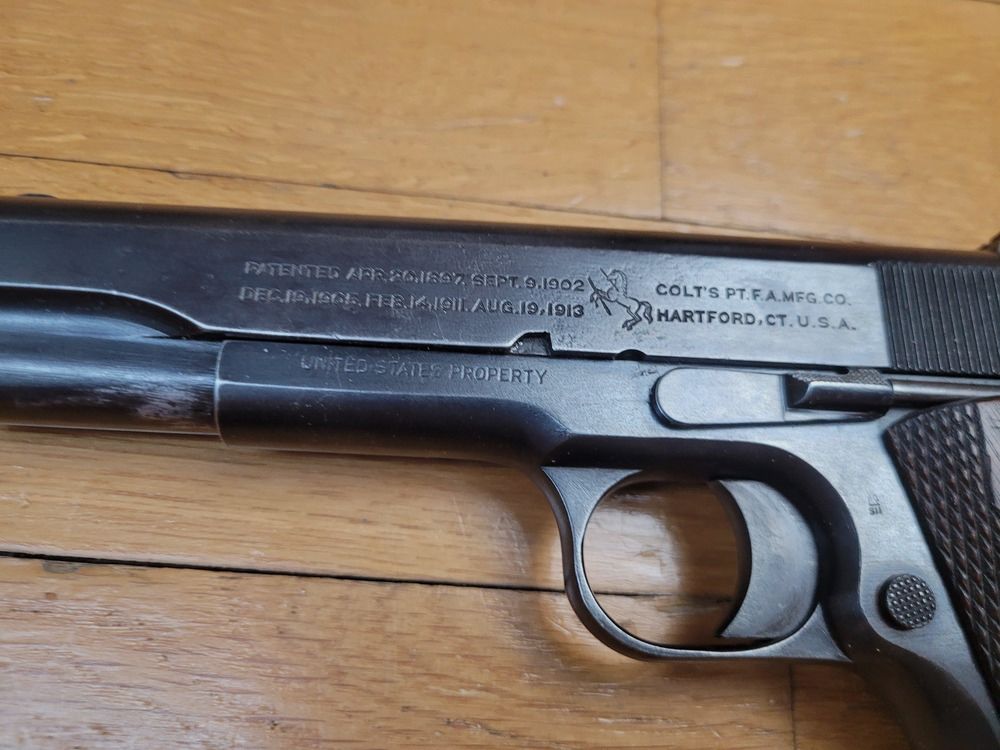 Rare pistolet Colt 1911 (pas 1911 A1 !) – Le mythe originel ! – Arme militaire de 1918 – Cal. d&rsquo;origine 45 ACP – Très beau bronzage d&rsquo;origine – Canon en très bon état – Mécanique impeccable – Plaquettes, vis, chargeur conformes et en TBE – Il ne fait pas du tout ses ….106 ans ! Très bon état !, image 19 sur 20