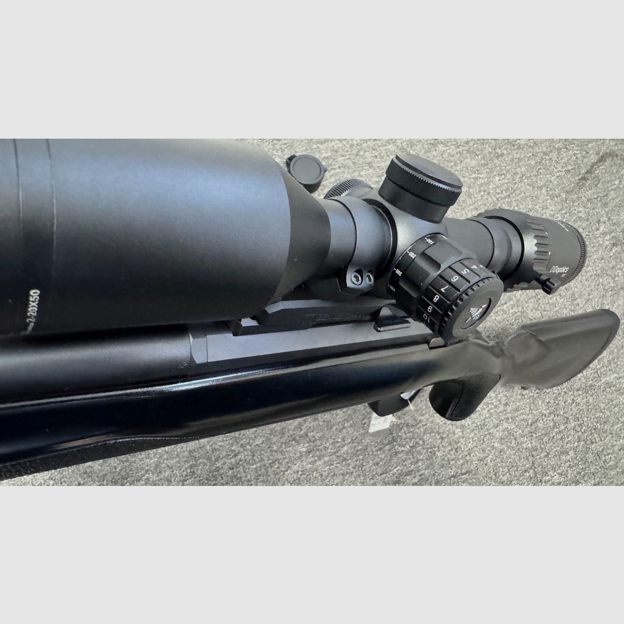 Browning X-Bolt .30-06 z gwintem wylotowym, lunetą i tłumikiem dźwięku