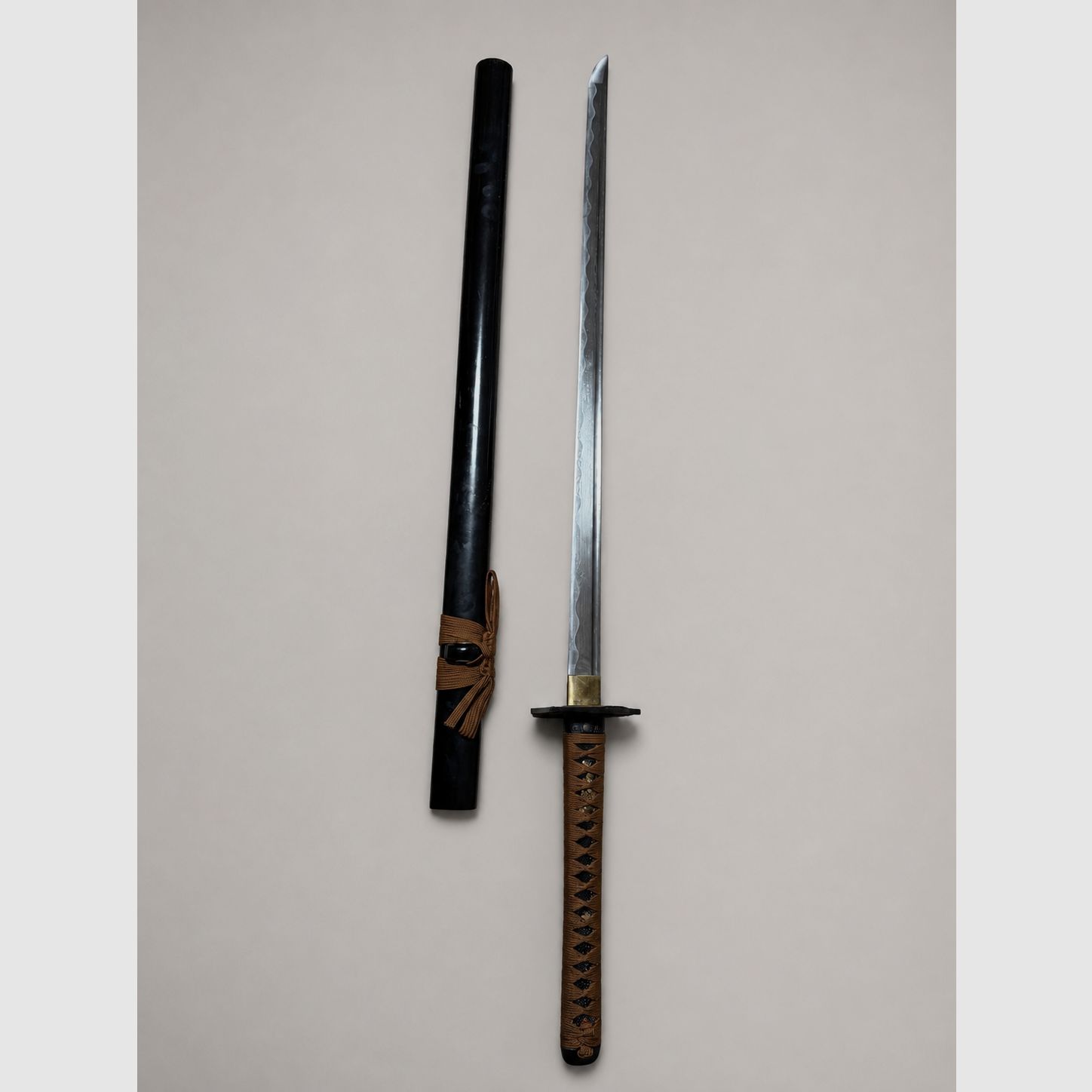 Scharfes Katana mit Scheide und sichtbarem Lagenmuster 
