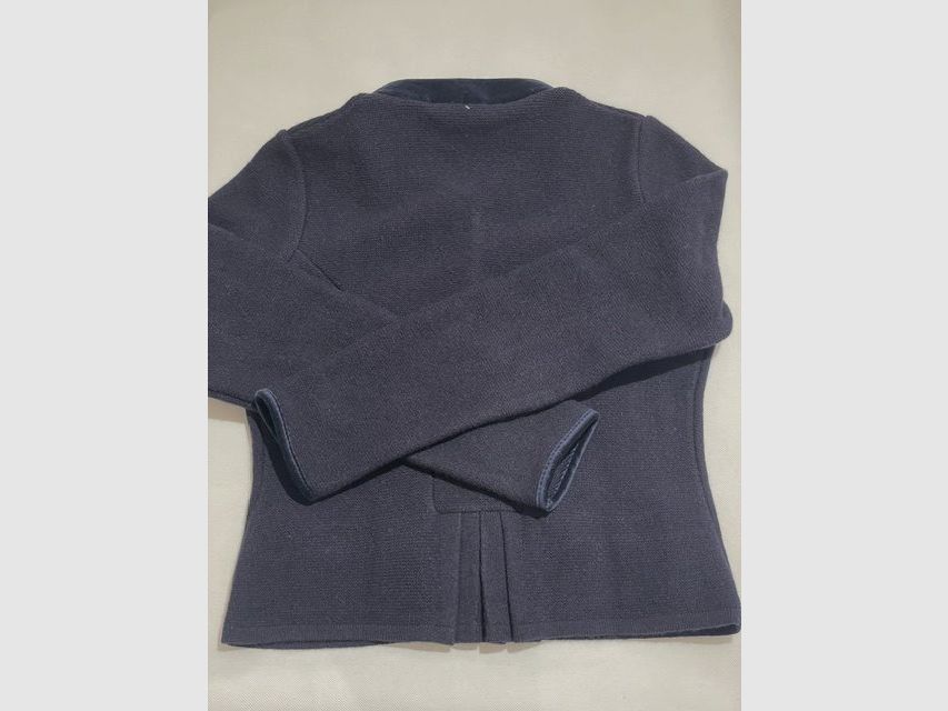 Damen Strickjacke aus Merinowolle mit Stehkragen aus Samt und mit Schößchen in Navy, Bild 2 von 2