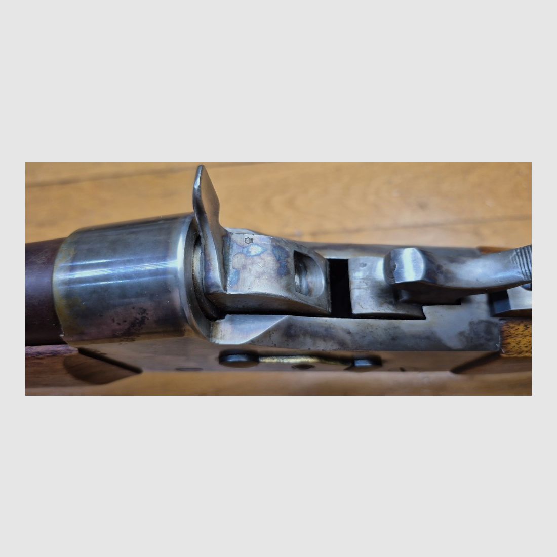 Très impressionnante carabine artisanale allemande custom type Remington Creedmoor Long Range / Sharps 1874 – Arme de compétition poudre noire longue distance en sur mesure – Cal .45-100 – Canon lourd type Lothar Walther de 85 cm – Système à bloc roulant acier – Bois en beau noyer et garnitures laiton – État de quasi neuf quasi absolu – Devenez le Mr Quigley l&rsquo;Australien de votre stand ! – État TBE+++, image 20 sur 36