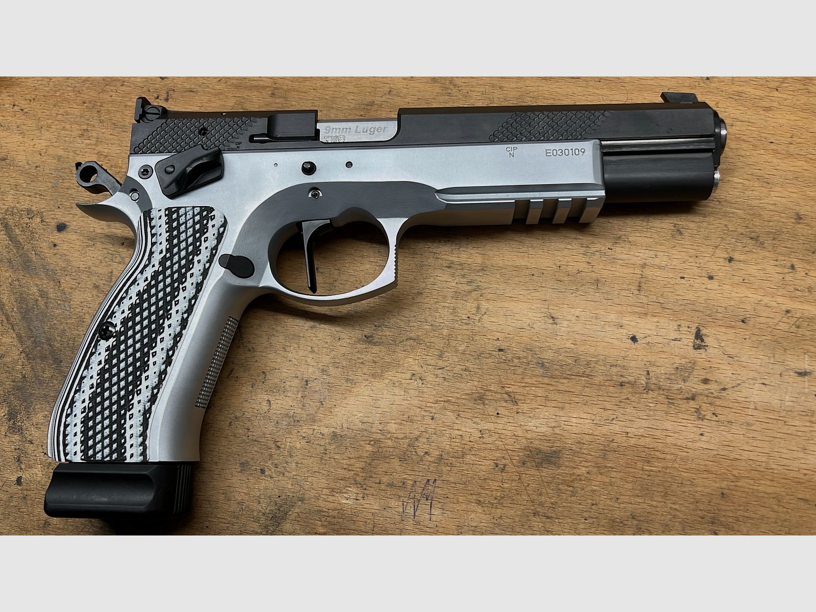 Grip scales VZ Grips G10 for CZ Shadow.