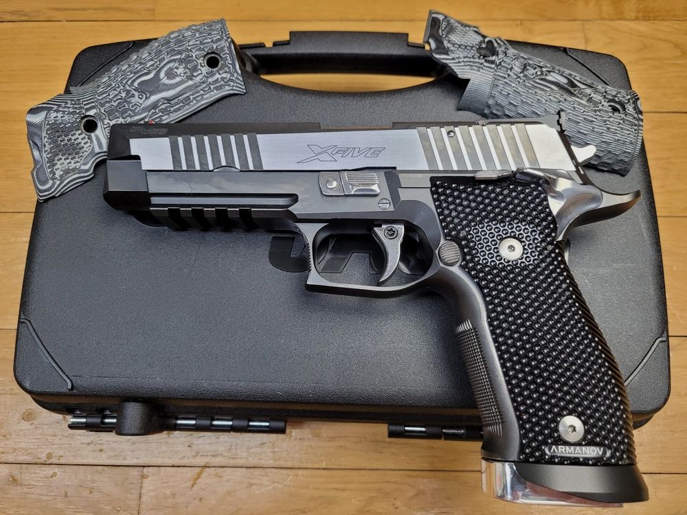 Außergewöhnliche Sig Sauer X Five „Black and White“ – Kal. 9×19 – Herstellung im Mastershop Sig Sauer – Nur Single Action – Großartiger Abzug – 2 Magazine mit 19 Schuss – Beidseitige Sicherung – Original + Armanov Griffschalen – Fiber Optik Korn – Werkzeugkoffer mit Dokumenten – Die Batmobile der modernen Handfeuerwaffen! – Gebraucht im absolut neuwertigen Zustand!, Bild 1 von 30