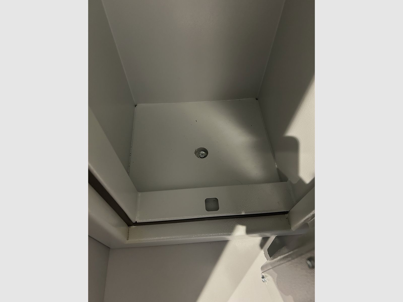 ISS Stahlschrank Luzern N/0 für 5 Langwaffen, Elektronikschloss STELLAR, Bohrungen auf der Rückwand und Boden