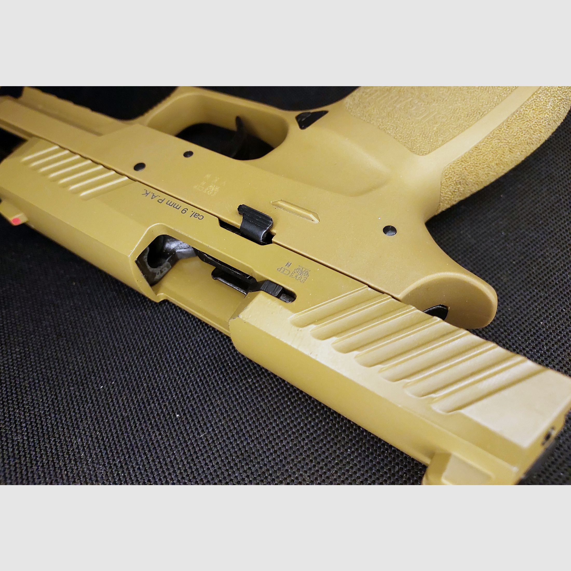 Sig Sauer P320 Schreckschusspistole im Kaliber 9 mm P.A.K. in der Tan / Dark Earth im originalen SIG-Koffer (PTB 1038)