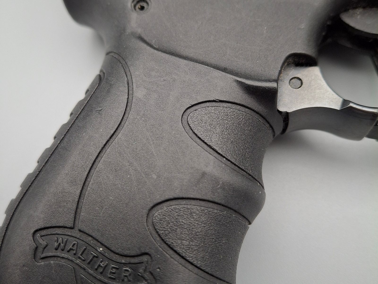 Biete eine Walther PK 380 PAK