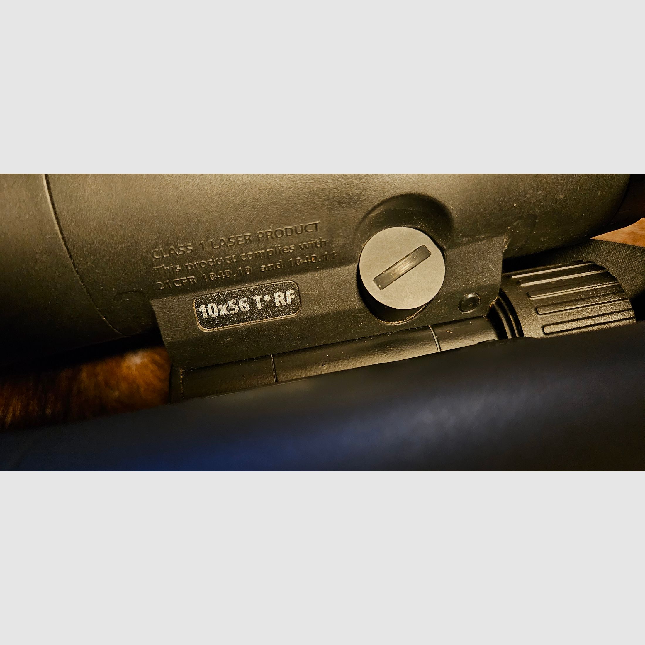 ZEISS Victory 10x56 T RF - Fernglas mit Entfernungsmesser - mit umfangreichem Zubehör
