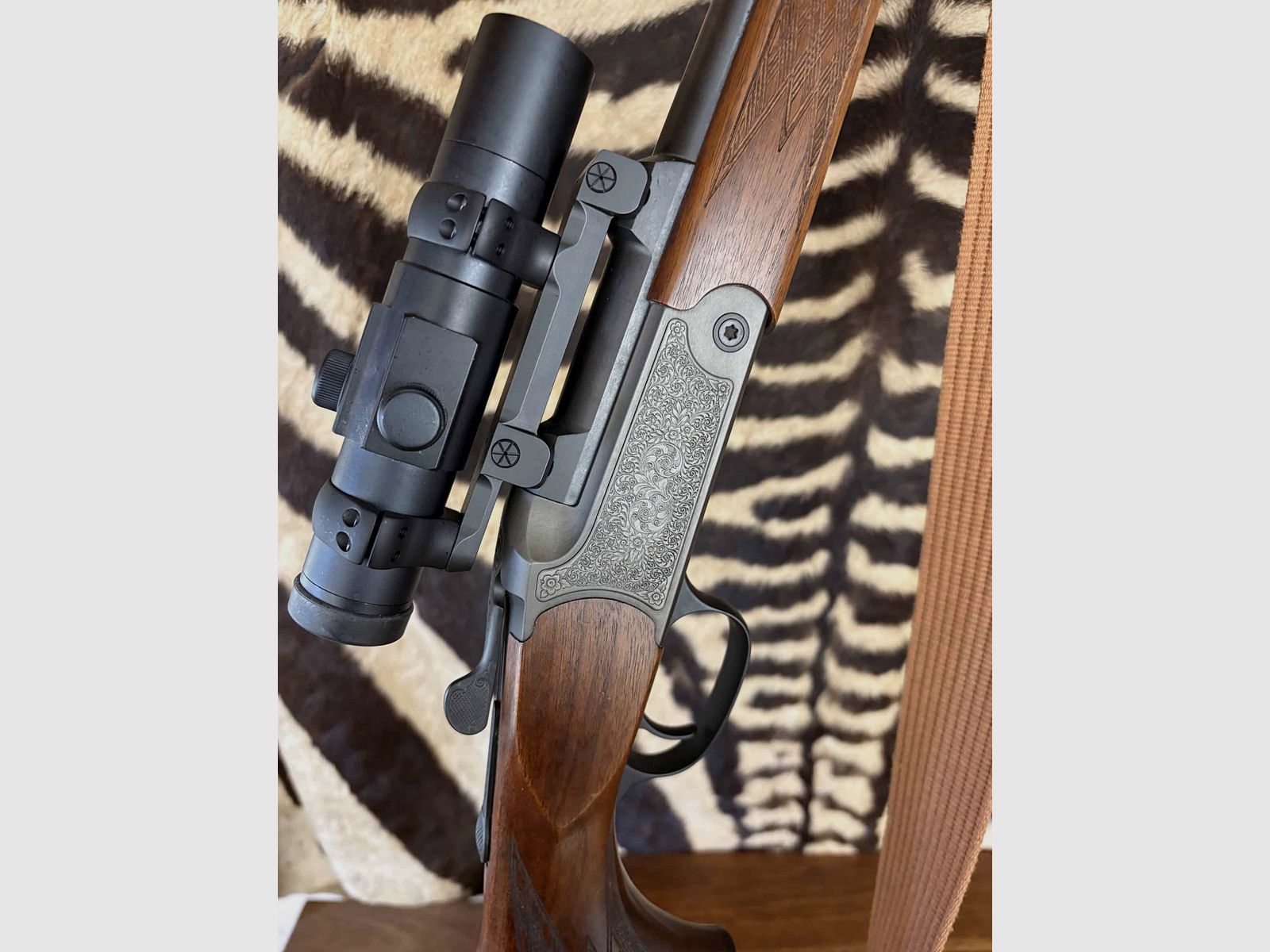 Blaser K95 Luxe Gravée Repetierbüchse Kal. 7RM – ca. 65cm – Rotpunktvisier Ultra Dot, Bild 8 von 9