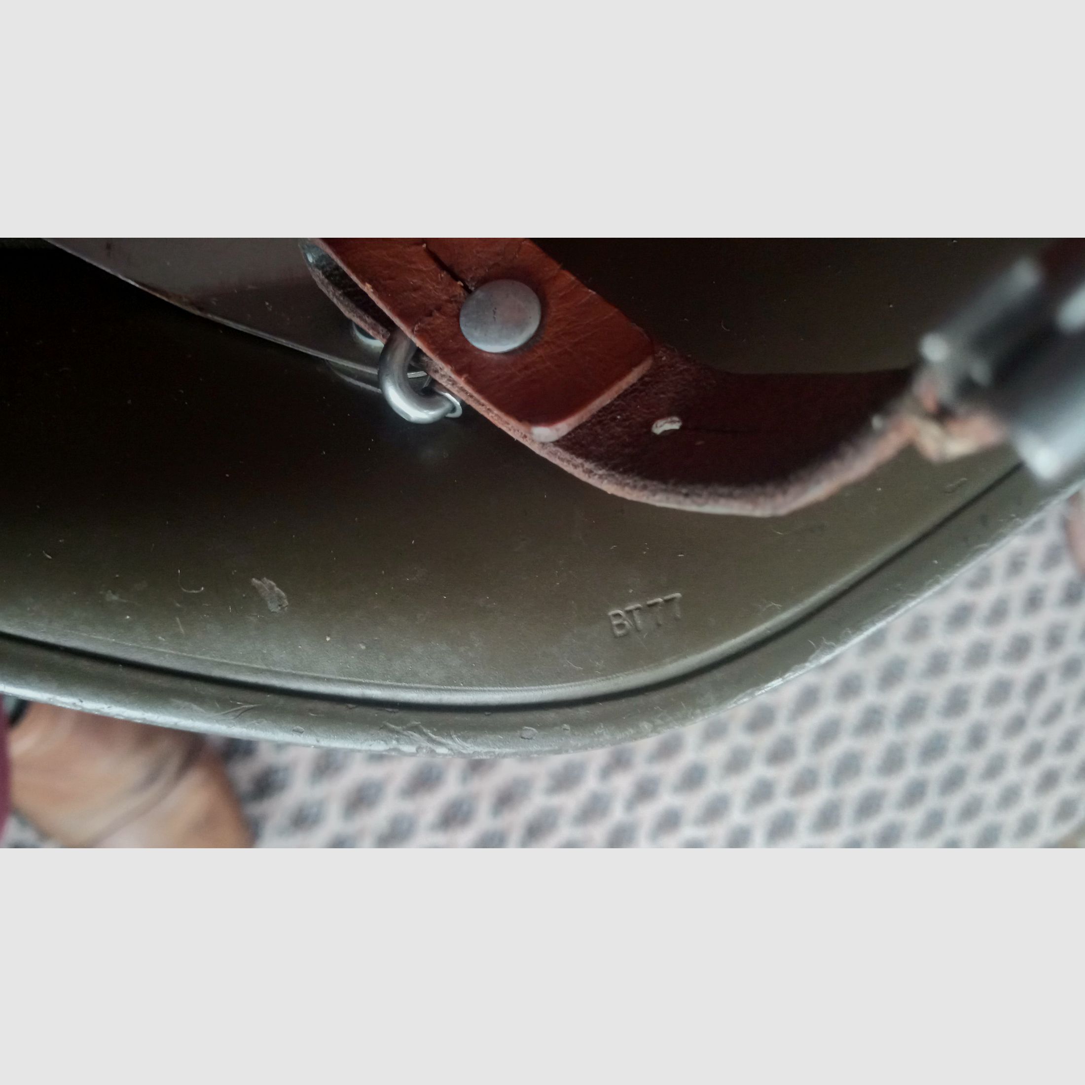 Stahlhelm der Schweizer Armee in kleiner Größe 55-56 / ideal für Zivilschutz / Swiss Made