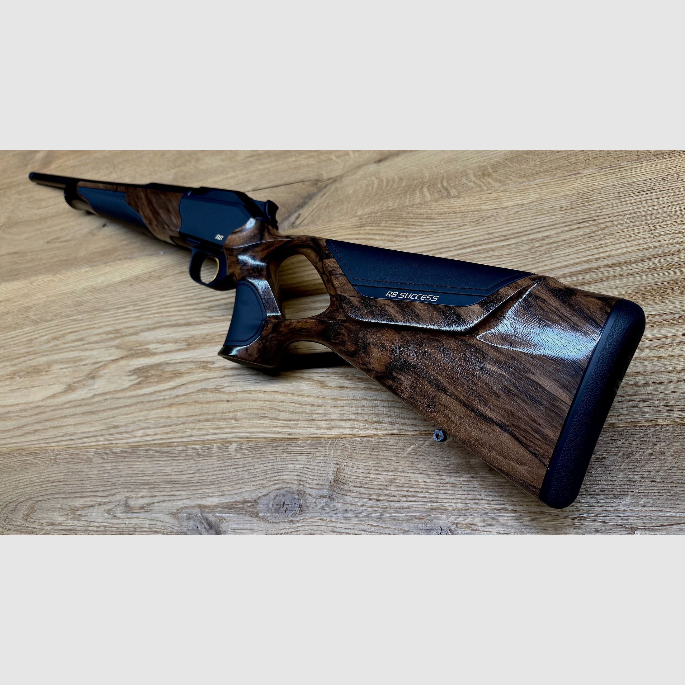 Blaser R8 Success pelle / HK 6 / pelle nera / elementi dorati / calibro standard e LL a scelta